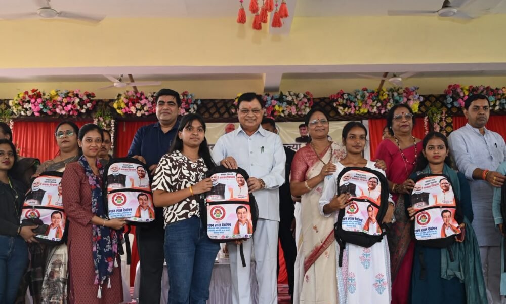 उद्योग मंत्री लखन लाल देवांगन ने 1500 छात्राओं को दी एजुकेशन किट, साथ ही जिले के अन्य शासकीय कॉलेजों में भी विशाल डोम निर्माण की घोषणा