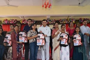 उद्योग मंत्री लखन लाल देवांगन ने 1500 छात्राओं को दी एजुकेशन किट, साथ ही जिले के अन्य शासकीय कॉलेजों में भी विशाल डोम निर्माण की घोषणा