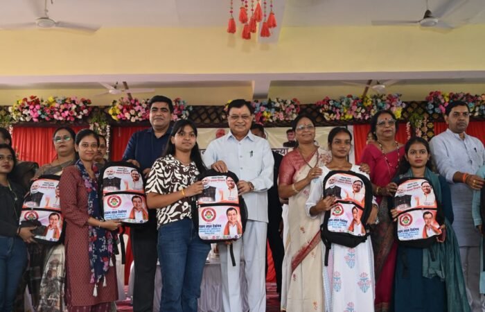 उद्योग मंत्री लखन लाल देवांगन ने 1500 छात्राओं को दी एजुकेशन किट, साथ ही जिले के अन्य शासकीय कॉलेजों में भी विशाल डोम निर्माण की घोषणा